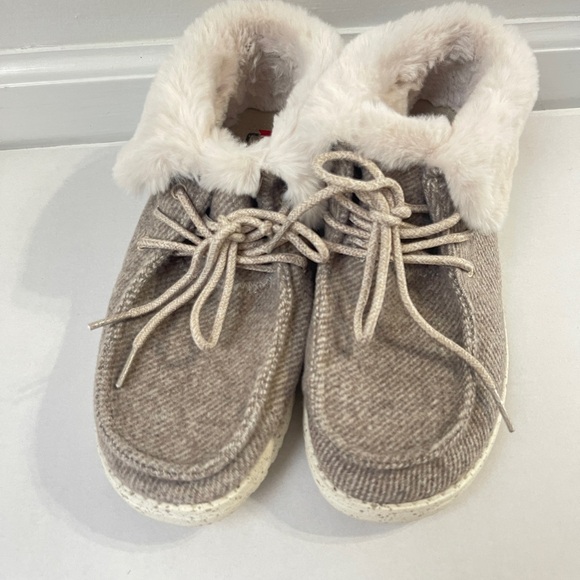 Hey Dude Britt Size 7 Nut Light Brown Faux Fur Lined Shoes - Picture 2 of 6